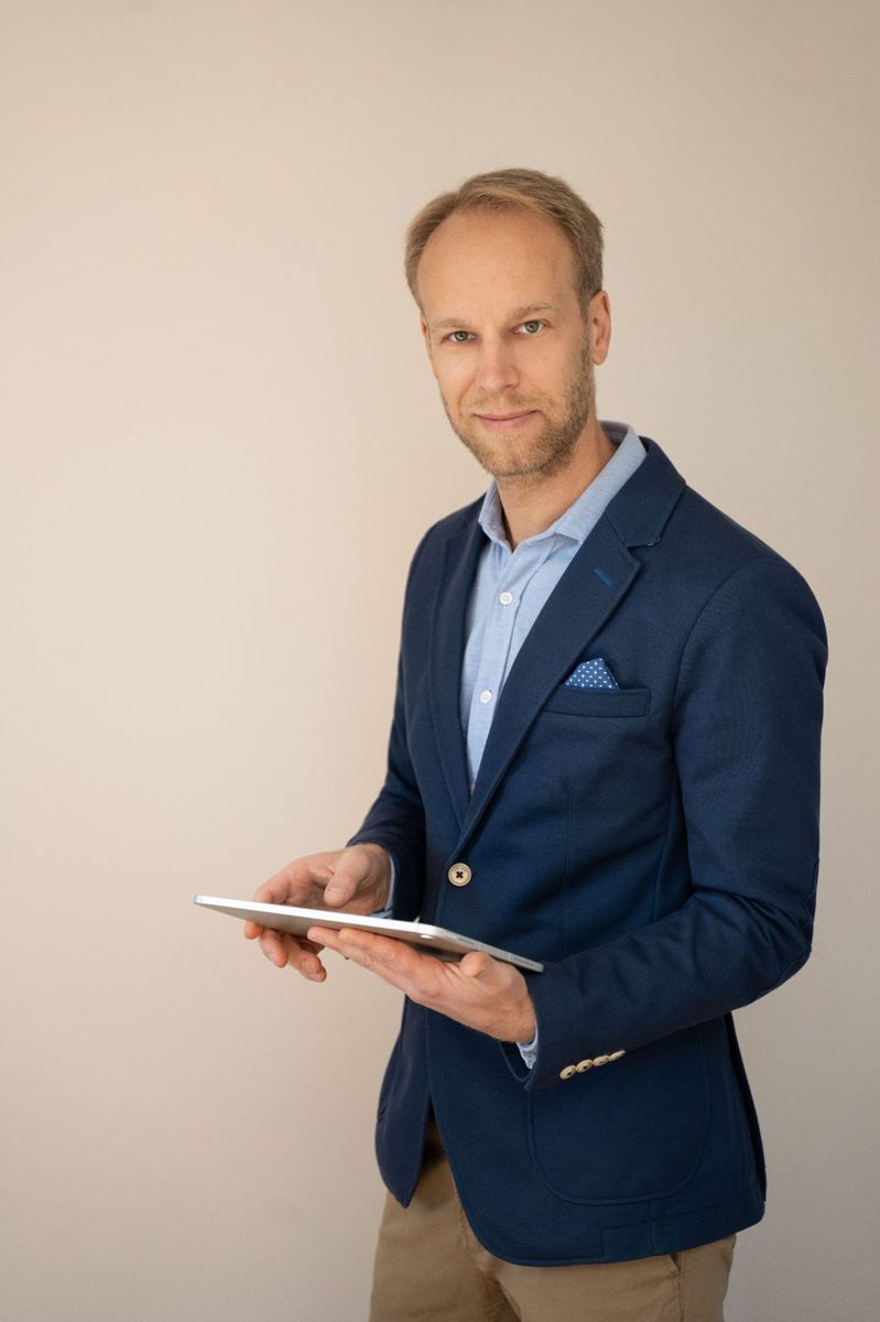 Porträt von Florian Uhl mit Tablet